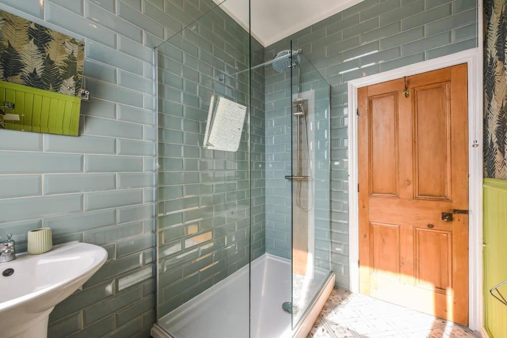 Traditional 3-Bed Property In Pontcanna With Parking Cardiff Luaran gambar