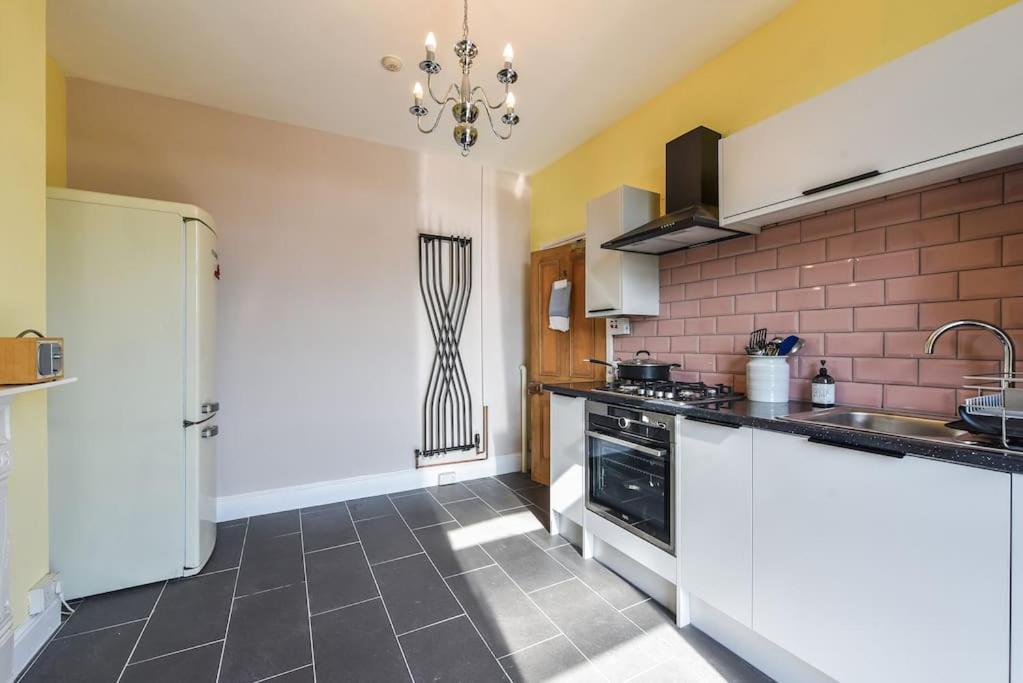 Traditional 3-Bed Property In Pontcanna With Parking Cardiff Luaran gambar