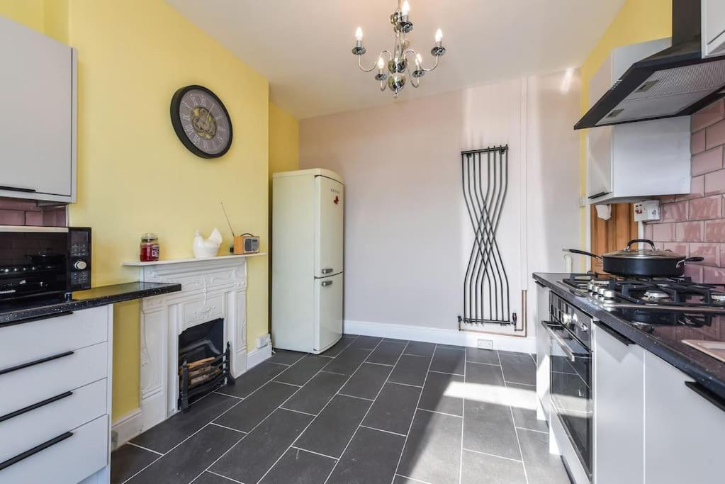 Traditional 3-Bed Property In Pontcanna With Parking Cardiff Luaran gambar