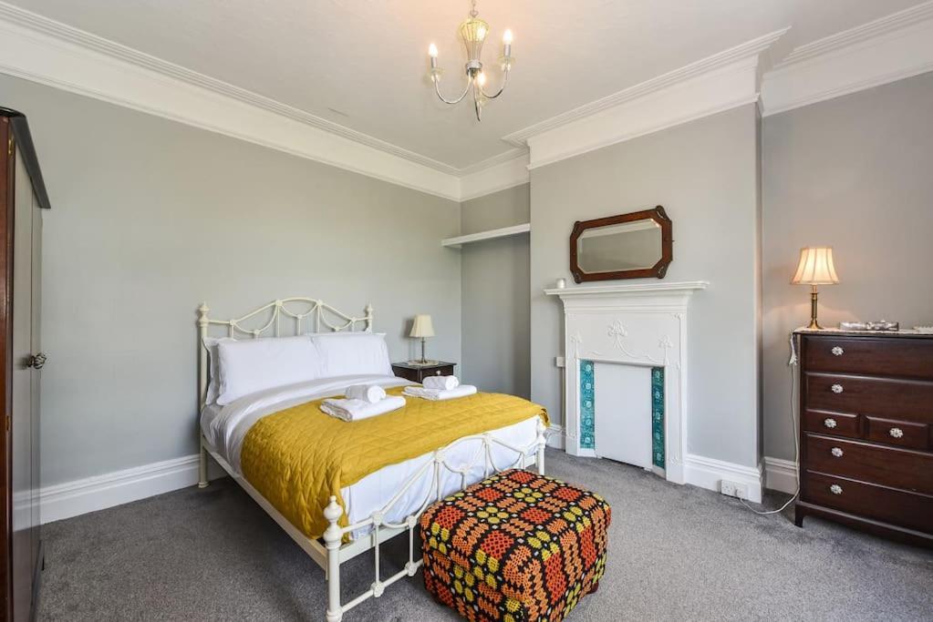Traditional 3-Bed Property In Pontcanna With Parking Cardiff Luaran gambar